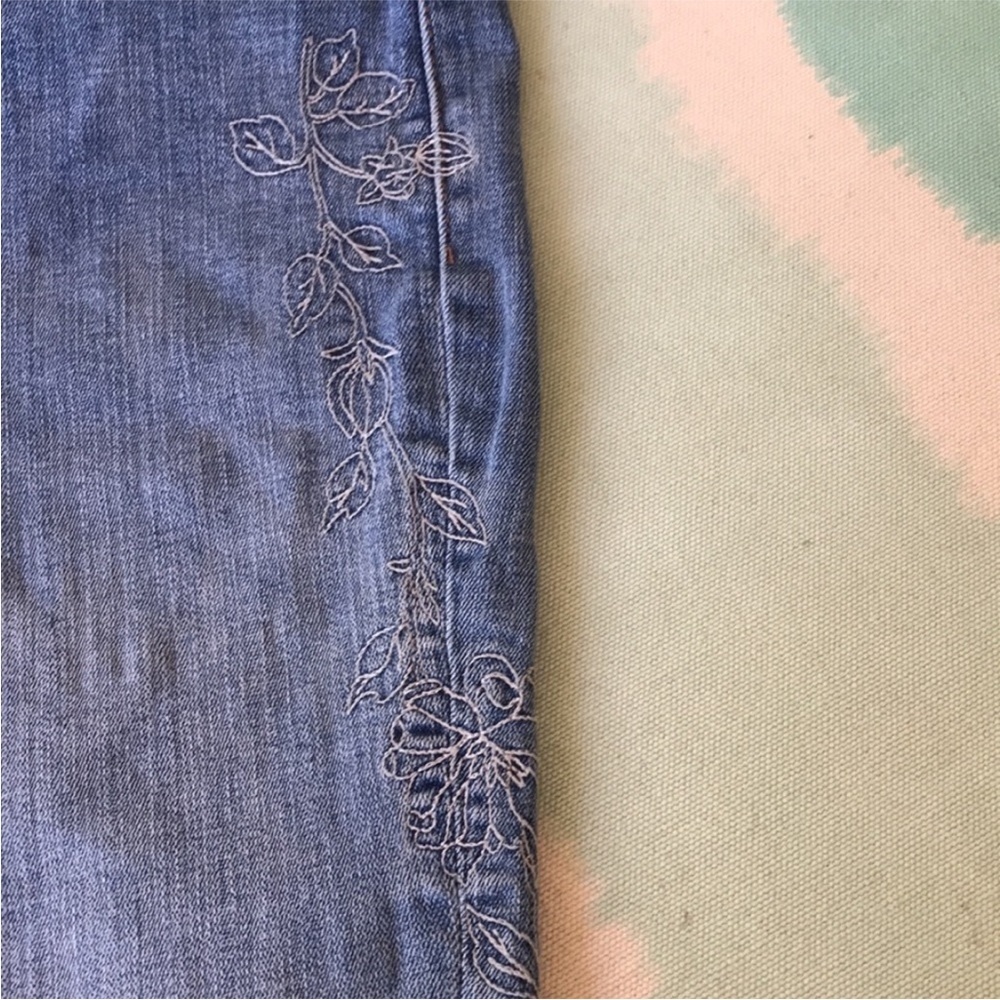 Levi’s Classic Bootcut Floral Embroidered Mid Rise Jeans Size 6 - Picture 5 of 15